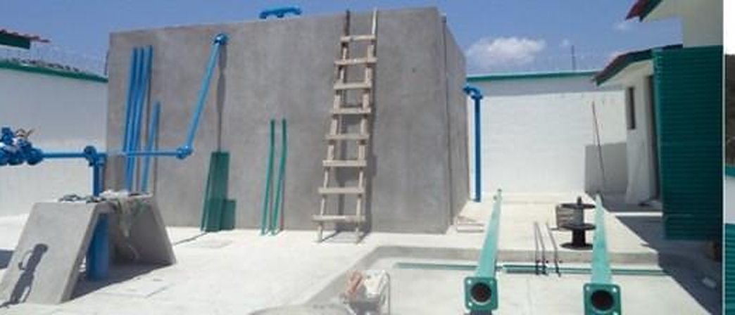 Sistema El Rejalgar: caseta de bombeo y tanque de concreto de 50 m³