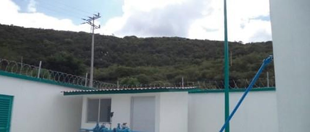 Sistema El Rejalgar: caseta de bombeo y tanque de concreto de 50 m³, foto 2